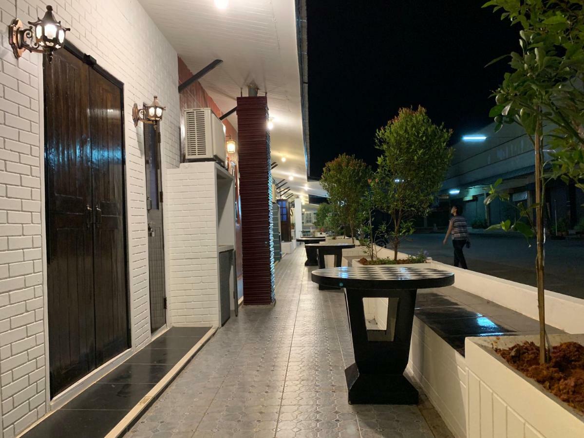 At Night Hotel Chumphon Exterior foto